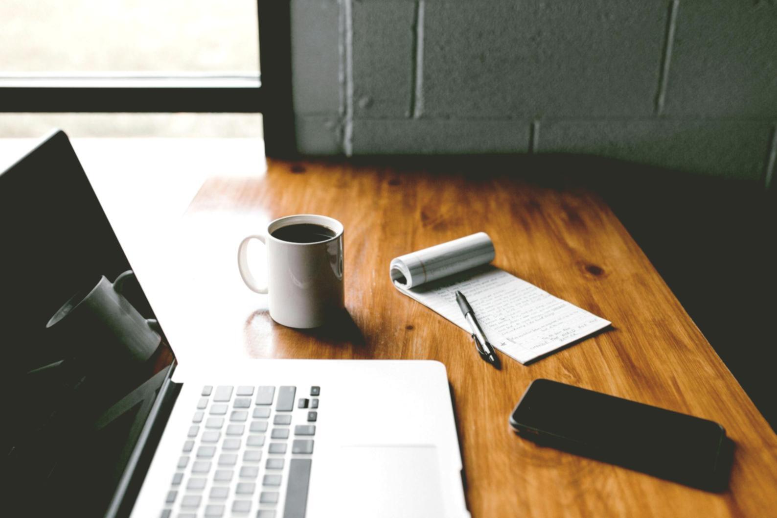 Workspace organizado con calculadora y documentos financieros para control de gastos