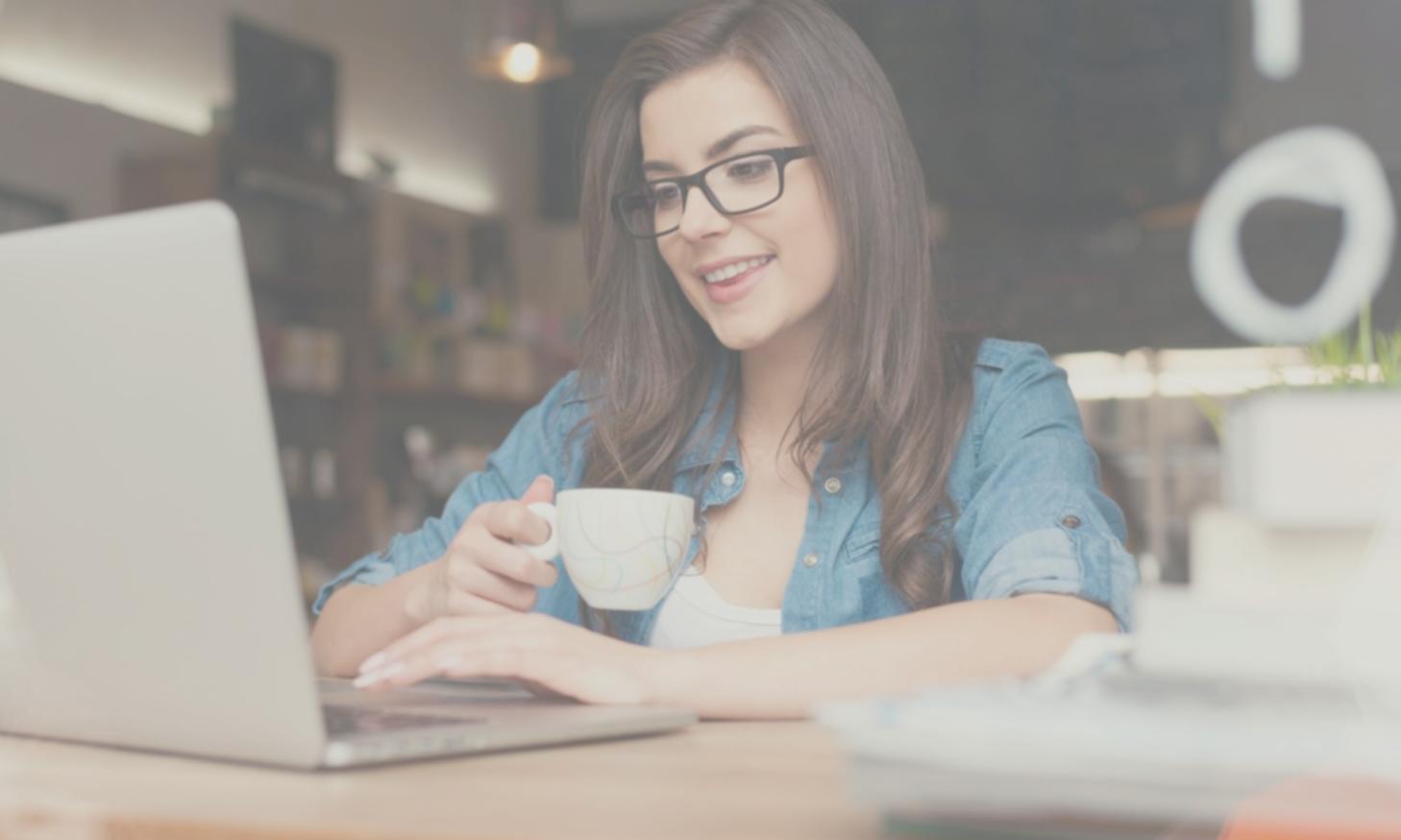 Mesa de trabajo con planificación financiera exitosa y documentos organizados